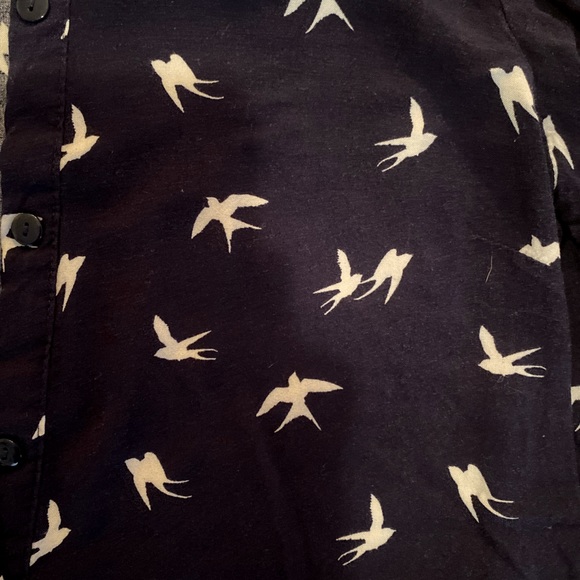 Unique Women’s Cropped Button Up Blouse Navy with Birds Print Size 4 H&M Brand - Picture 3 of 4